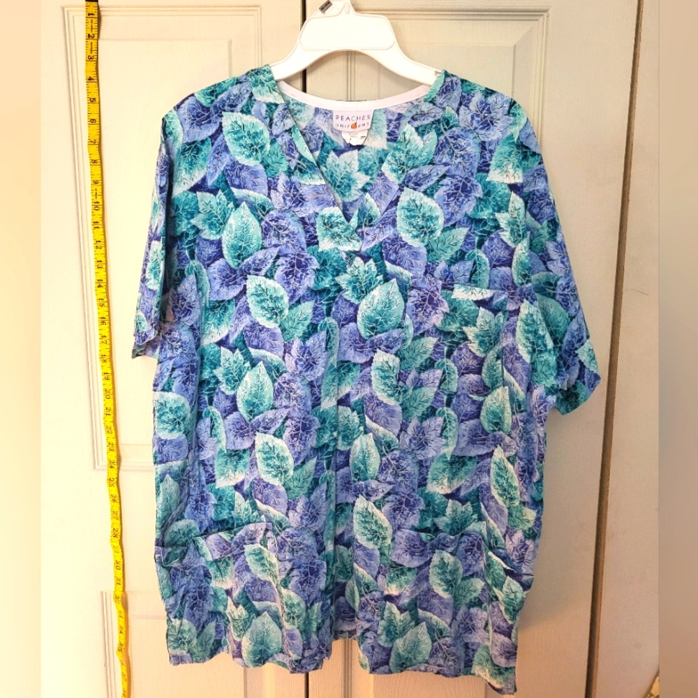 Peaches 3 pocket v neck scrub top size XL